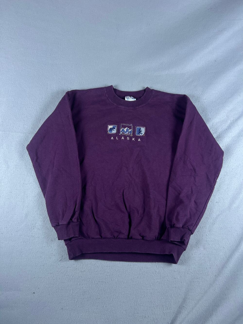 Vintage Alaska Sweatshirt Mens M Purple Crew Fleece Bear Mountain Embroidered